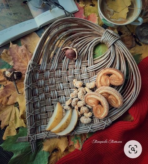 Willow Basket Weaving, Pine Needle Crafts, Weaving Diy, Basket Weaving Diy, Basket Weaving Patterns, Inkle Weaving, Willow Weaving, Pine Needle Baskets, Basket Making