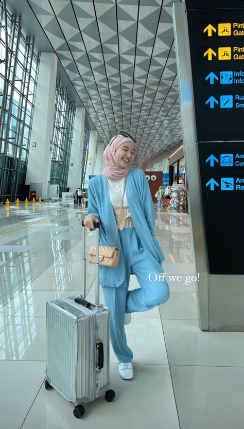 Muslim Airport Outfit, Ootd Airport Hijab, Airport Outfit Hijab, Ootd Airport, Traveling Fits, Outfit Muslim, Modest Outfit, Airport Photos, Singapore Malaysia