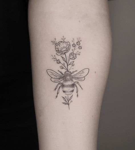 Bee And Flower Tattoo, Cowgirl Tattoos, Gf Food, Leg Tattoos Women, B Tattoo, Bee Tattoo, Cute Tattoos For Women, Dainty Tattoos, Mom Tattoos