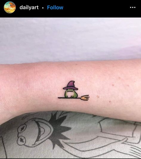 Witch Frog, Green Tattoo, Frog Tattoo, Frog Tattoos, Doodle Tattoo, Cute Tiny Tattoos, Tiny Tattoo, Weird Tattoos, Cool Small Tattoos