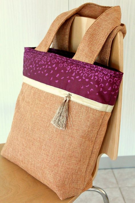 Burlap Color block Tote bag sewing tutorial                                                                                                                                                                                 More Tote Bag Sewing Tutorial, Burlap Purse, Tote Bag Sewing, Color Block Tote Bag, Bag Sewing Tutorial, Hessian Bags, Burlap Tote Bags, Tote Bag Tutorial, Color Block Tote