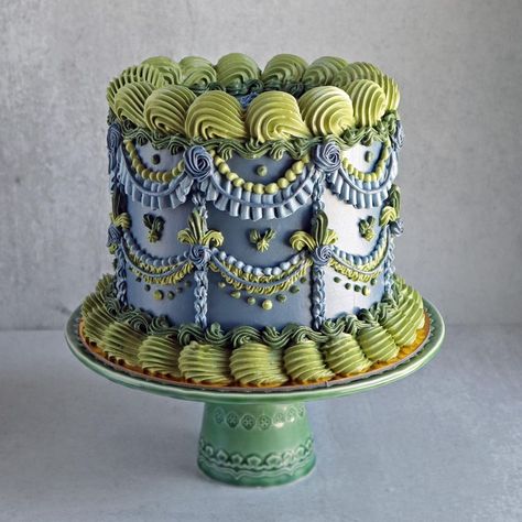 Bakey Bakes on Instagram: “A blue and green beauty for your visual pleasure on this rainy Tuesday. I don’t often get inside shots from clients (what I coined as…” Lambeth Cake, Rainy Tuesday, Pastry Design, Vintage Birthday Cakes, Cake Piping, Vintage Cakes, Cake Decorating Frosting, Pastry Art, Dream Cake