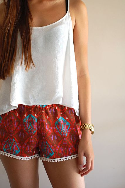 Shorts + pompoms  http://www.refinery29.com/los-angeles-etsy#slide5 Casual Feminine Outfits, Outfits Shorts, Feminine Outfits, Mode Shoes, Mode Hippie, Cute Summer Outfits, Inspiration Mode, Mode Inspiration, Spring Summer Outfits