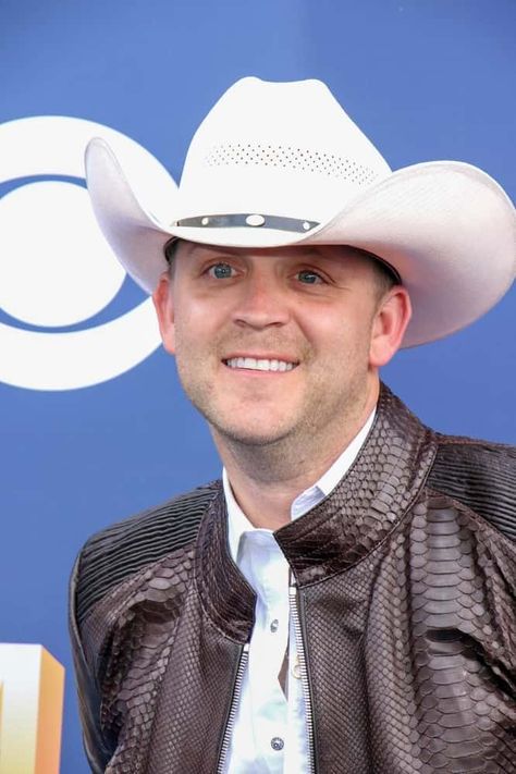 HAPPY 37th BIRTHDAY to JUSTIN MOORE!! 3/30/21 Born Justin Cole Moore, American country music singer and songwriter, signed to Big Machine Records imprint Valory Music Group. For that label, he has released five studio albums: his self titled debut in 2009, Outlaws Like Me in 2011, Off the Beaten Path in 2013, Kinda Don't Care in 2016, and Late Nights and Longnecks in 2019. Happy 37th Birthday, 37th Birthday, Self Titled, Country Music Singers, Country Artists, Off The Beaten Path, American Country, Studio Album, Country Music