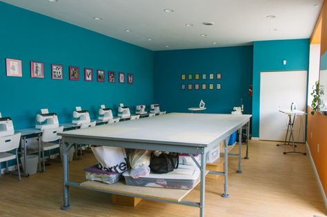 Sewing Studio Paint Colors, Sewing Factory Design, Sewing Workshop Studio, Fashion Design Studio Workspaces, Sewing Classroom, Sewing Studio Space, Sew Studio, Sewing Studio Organization, Design Studio Workspace