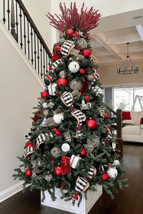 Black Christmas Tree Decorations, Black Christmas Decorations, Christmas Tree Decoration Ideas, Tree Decoration Ideas, Xmas Tree Decoration, Creative Christmas Trees, Unique Christmas Trees, Black Christmas Trees, Christmas Tree Inspiration