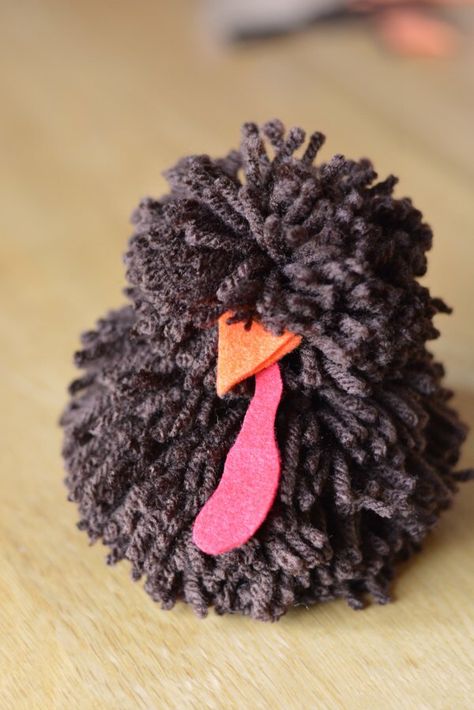 Pom Pom Turkey, Decorated Pens, Felt Feathers, Thanksgiving Decorations Outdoor, Easy Yarn Crafts, Thanksgiving Craft, Boyfriend Crafts, Turkey Craft, Yarn Pom Pom