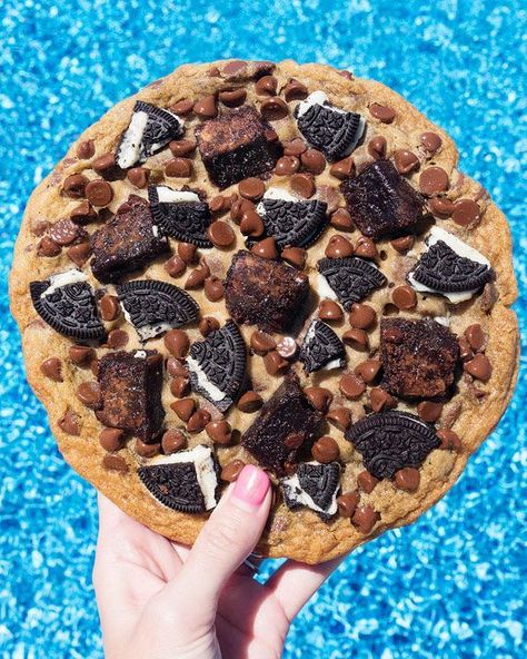 How to make GIANT COOKIES the size of your head!! So fun!! Giant Cookies, Baileys Cheesecake, Giant Chocolate Chip Cookie, Giant Chocolate, Giant Cookie, Junk Food Snacks, Cookies Recipes Chocolate Chip, Brownie Recipes, Yummy Food Dessert