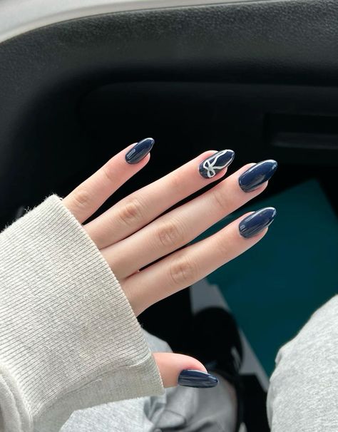 Classy Navy Nails, Cream And Blue Nails, Navy Nail Art Designs, Navy Blue Nails Designs Classy, Navy Blue And Red Nails, Navy Blue Nails Gel, Dark Blue Fall Nails, Cute Navy Blue Nails, Nail Inspo Dark Blue