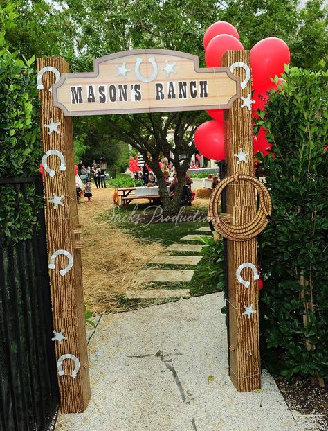 Picture only. Would be an easy decoration DIY project for a Western/Cowboy party entryway! Stampede Party Ideas, Wild West Birthday Party, Wild West Birthday, Rodeo Birthday Parties, Cowboy Theme Party, Wild West Theme, Wild West Party, Western Birthday Party, Rodeo Party