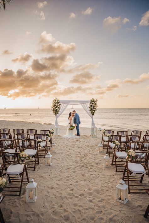 Destination wedding at Divi & Tamarijn Aruba All Inclusives Wedding In Aruba, Simple Destination Wedding Ideas, Destination Wedding Aruba, Aruba Wedding, Aruba Weddings, Photo Mood, All Inclusive Wedding Packages, Dream Beach Wedding, Punta Cana Wedding