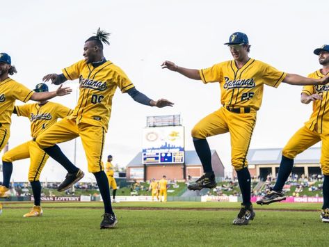 Savannah Bananas Baseball, Bananas Baseball, Banana Games, Savannah Bananas, Banana Party, Baseball Backgrounds, Christian Yelich, Harlem Globetrotters, National League