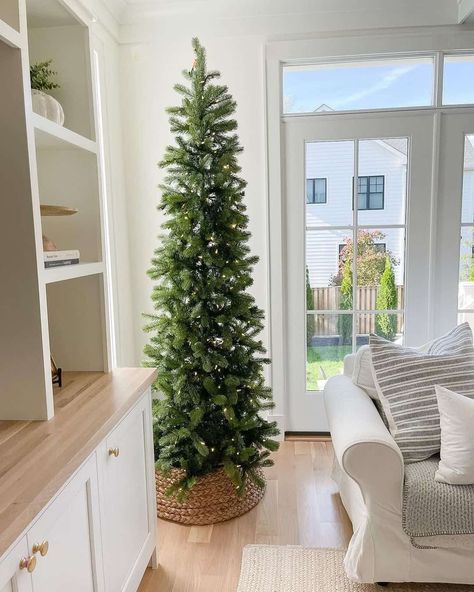 Small Apartment Christmas Tree, Narrow Christmas Tree, Slim Xmas Tree, Corner Christmas Tree, Natal Natural, Christmas Tree Decorating Ideas, Tall Christmas Trees, Tree Decorating Ideas, Christmas Decorations Apartment