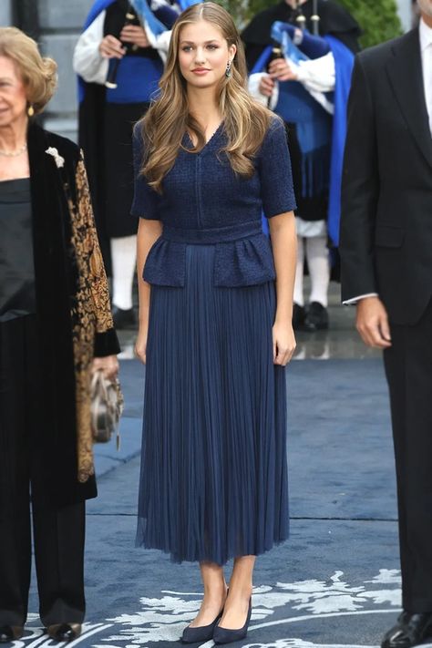 Princess Leonor Height Weight Bio Royal Family Outfits, Leonor Princess, Royal Family Fashion, Leonor Princess Of Asturias, Princess Inspired Outfits, Princess Letizia, Clouds Wallpaper, Life In Pictures, Bridesmaid Saree