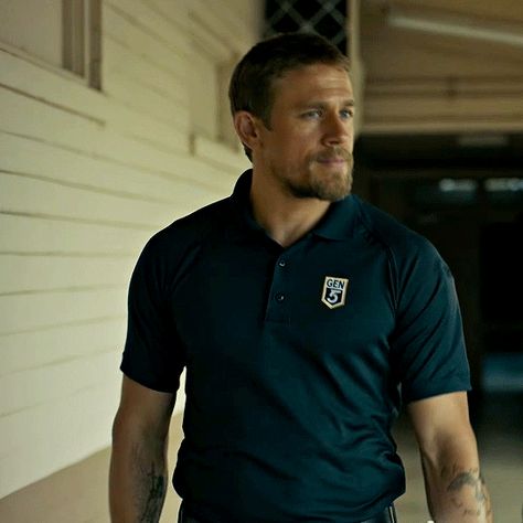 Charlie Hunnam Buzzcut, Charlie Hunnam 2022, Triple Frontier Charlie Hunnam, Charlie Hunnam The Gentlemen, Charlie Hunnam Aesthetic, Hunnam Charlie, Charlie Hunnam Gif, Will Miller, Smelly Socks