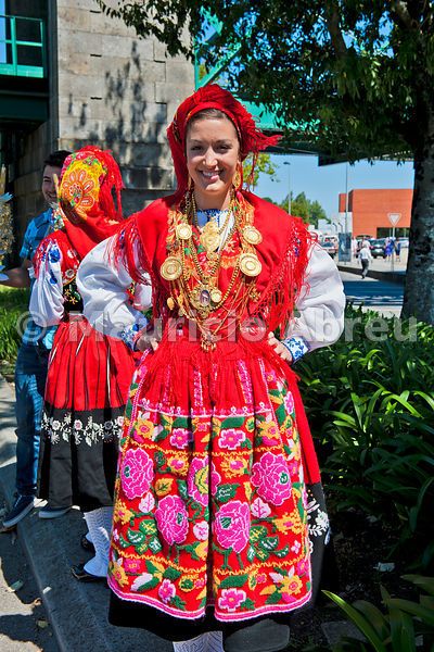 Portuguese Traditional Clothing, Portuguese Outfits, Portuguese Clothing, Costumes Around The World, Folk Clothing, National Dress, Folk Dresses, Traditional Fashion, People Dress