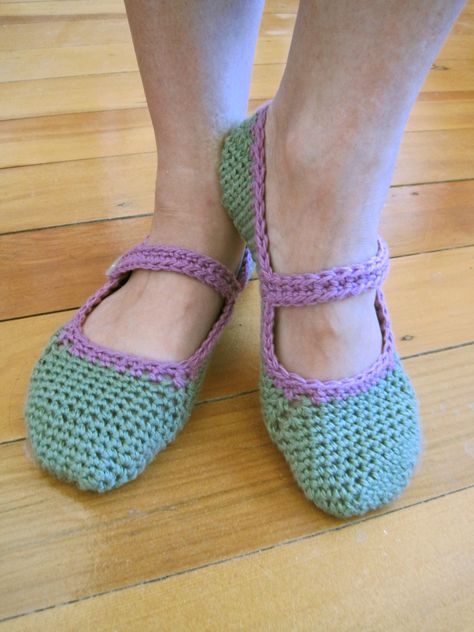 Easy crochet pattern for Mary Jane slippers. Note: pattern uses "dc" throughout. The stitch known as single crochet in the USA is called double crochet in the UK. So for American crocheters, think "sc" wherever it says "dc." Slippers Diy, Crochet Mary Janes, Diy Crochet Slippers, Crocheted Slippers, Easy Crochet Slippers, Crochet Flats, Crochet Slippers Free Pattern, Crochet Slipper Pattern, Adorable Crochet