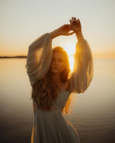 Golden hour 🧡 #juliawidderfotografie #nikon #portrait #portraitphotography #portraitsmadeingermany #sigma #availblelight #model #shooting … | Instagram Female Empowerment Photoshoot, Moody Beach Photoshoot, Sunset Photoshoot Ideas, Spiritual Photos, Beach Photo Session, Golden Hour Photography, Beach Model, Summer Photoshoot, Beach Photography Poses