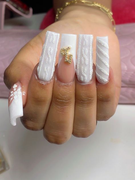 White Sets Nails, Baddie Nails White, White Acrylic Nails With Design, Trendy White Nails, Christmas Themed Nails, Nail Art Designs Short, Beginner Nail Designs, Short Nails Ideas, Themed Nails