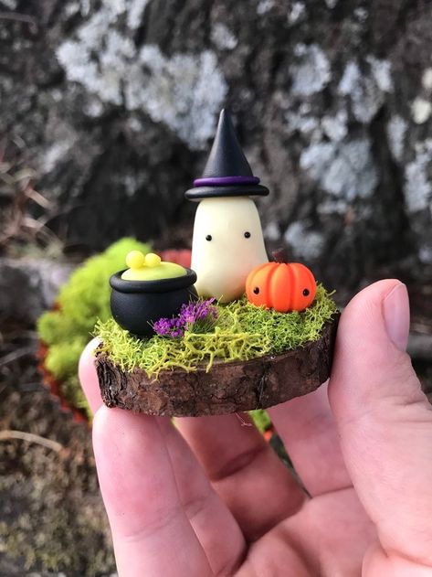 #halloweenideas #halloweendecor Polymer Clay Ghost, Clay Ghost, Pumpkin And Ghost, Crea Fimo, Table Halloween, Polymer Clay Halloween, Witch Cauldron, Miniature Halloween, Halloween Clay