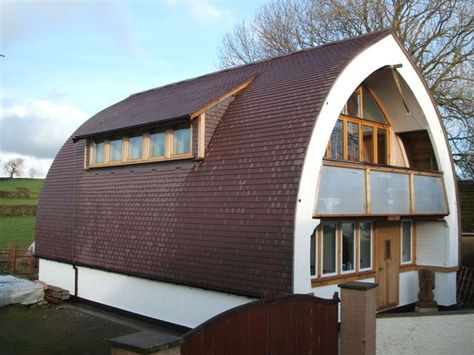 Engineer Modernizes The Traditional Cruck Frame With Modern Framing and Straw Bale : TreeHugger Straw Bale Construction, Quonset Homes, Quonset Hut Homes, Arched Cabin, Curved Roof, Straw Bale House, Quonset Hut, Arch House, Straw Bale