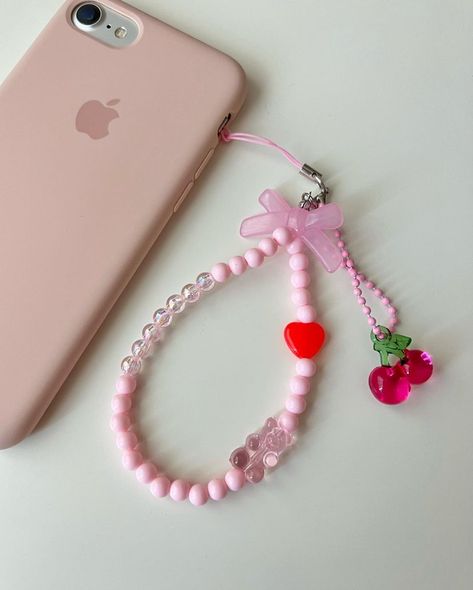 쏭쏭슈퍼 on Instagram: "🫧쏭쏭슈퍼🫧 젤리곰 체리 핸드폰 스트랩🍒 구매하기 프로필링크🐻" Cute Phone Strap, Stone Bead Jewelry, Strap Phone, Kawaii Phone Case, Phone Charms, Handmade Jewelry Tutorials, Bag Charms, Phone Strap, Diy Keychain