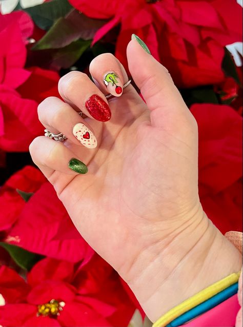 Grinch Nails Short, Grinch Inspired Nails, Simple Grinch Nails, Grinch Nails, Nail Christmas, Xmas Nail Designs, Ideas Uñas, Candy Cane Nails, Christmas Gel