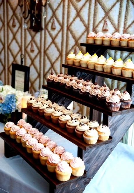 Wedding Cupcake Table, Food Cake Ideas, Dessert Corner, Budget Desserts, Wedding Food Catering, Cupcake Displays, Wedding Photo Walls, Cupcake Table, Diy Dessert