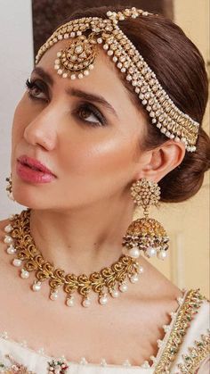 Shadi Makeup, Mf Hussain, Pakistan Bride, Mehndi Hairstyles, Jumma Mubarik, Matha Patti, Bridal Bun, Bride Jewelry Set, Bride Pictures