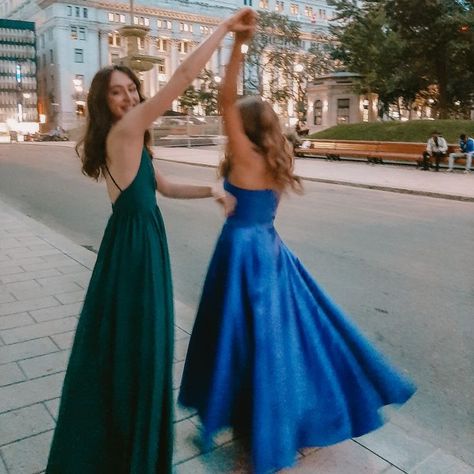 Prom Pictures Friends, Prom Photography Poses, Homecoming Poses, Prom Picture, Prom Picture Poses, Dance Picture Poses, Homecoming Pictures, Prom Photoshoot, Prom Inspiration