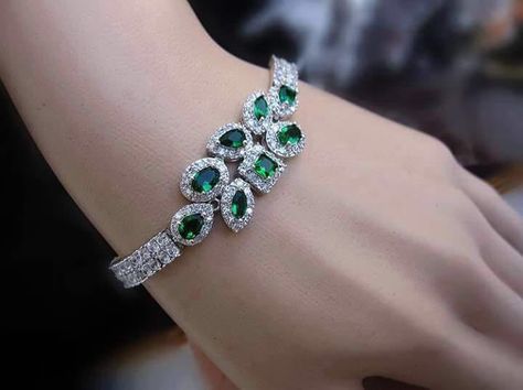 Bracelets stone diamond WOMEN'S FINE BRACELETS - http://amzn.to/2ikysTF Bling Bracelets, Cocktail Earrings, Diamond Bracelet Design, Diamond Bangles, Emerald Bracelet, Crystal Bags, Diamond Jewelry Designs, India Jewelry, Bracelet Design