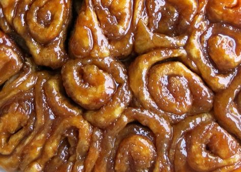 Easy Hot Cross Buns Recipe, Ideas For Parties, Cinnamon Bun Recipe, Sticky Buns Recipes, Caramel Rolls, Cinnamon Roll Recipe Homemade, Baking Buns, Hairstyles Design, Breakfast Sweets