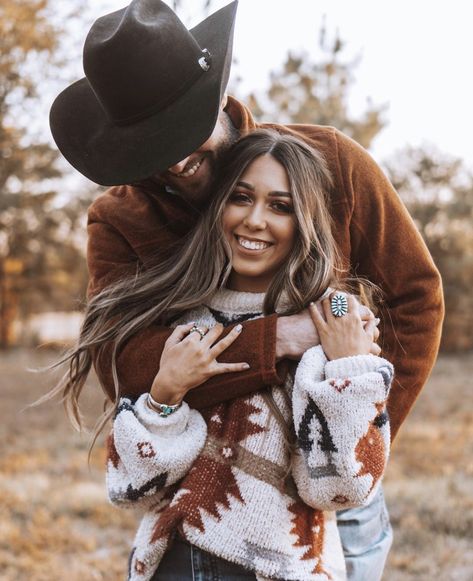 Fall Western Engagement Pictures Outfit, Western Outfits Engagement Photos, Winter Engagement Photos Outfits Western, Western Family Pictures Outfits Winter, Couple Outfits Fall Style, Western Fall Pictures Family, Western Christmas Couple Photoshoot, Fall Pictures For Couples Outfits Country, Winter Western Family Photos