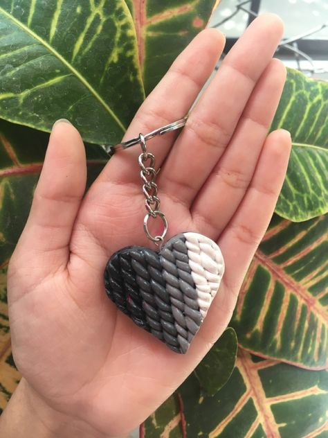 Molded Clay Art Keychain, Fevicryl Mouldit Ideas Keychain, Mouldit Clay Keychain, Polymer Clay Keychains, Keychain Business, Clay Diys, Easy Mandala, Black Keychain, Clay Keychain