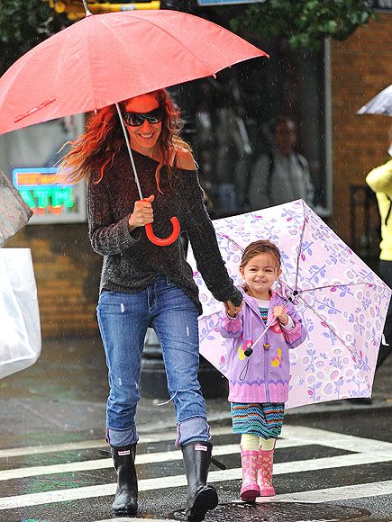 Absolutely love the rolled up jeans with the rain boots! effortless! Sarah Jessica Parker Street Style, Rain Boots Outfit, Hunter Boots Short, Rain Boot Outfit, Hunter Short, Slouchy Knit Sweater, Hunter Wellies, Hunter Boot, Short Rain Boots