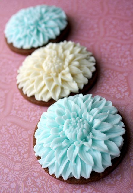 Three Dahlia Cookies by The sugar mice, via Flickr Sugar Mice, Flower Sugar Cookies, Cookie Bouquet, Summer Cookies, Cookie Tutorials, Pretty Cookies, Fancy Cookies, Creative Cookies, Beautiful Cookies