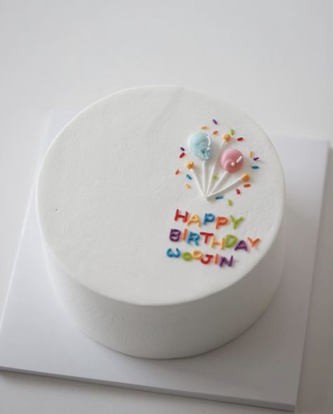 Chantilly Cake Decoration Birthdays, Simple Small Birthday Cake, Kue Ulang Tahun Korea, Bento Cake Simple Design, Cute Small Birthday Cakes, Minimal Cake Design Birthday, Minimalist Birthday Cake Men, Simple Cake Decorating For Men, Small Bday Cake