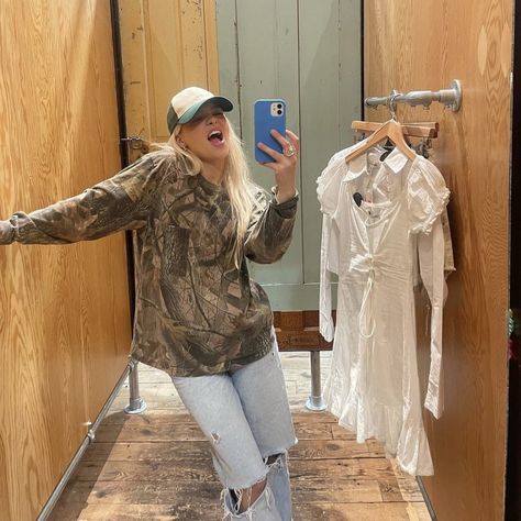 Camo T Shirt Outfit, Camo Shirt Outfit Aesthetic, Camo Long Sleeve Shirt Outfit, Camouflage Shirt Outfit, Camo Tshirt Outfit, Camo Top Outfit, Camo Shirt Outfit, City Cowgirl, Ranch Outfits