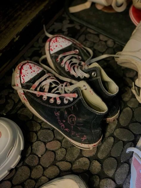 #converse #converseonestar #blood #boots #aesthetic #aesthetictumblr #конверсы #grunge #grungefashion Blood Converse, Dirty Converse Aesthetic, Grunge Converse, Converse Drawing, Emo Shoes, Zombie Apocalypse Outfit, Boots Aesthetic, Cute Converse Shoes, Converse Design