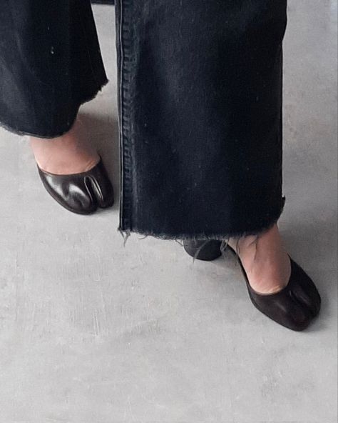 Vintage Oxblood Tabi Pumps Via Twitter : Yohyiyamatomato Tabi Pumps, Pumps Outfit, Good Morning Ladies, Tabi Boots, Heels Aesthetic, Tabi Shoes, Downtown Outfits, Outfit Inspo Fall, Dream Shoes