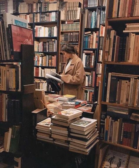 Romantic Academia Aesthetic, Writing Aesthetic, Lots Of Books, Classic Academia, Dark Acadamia, Romantic Academia, Chaotic Academia, Library Aesthetic, Future Vision