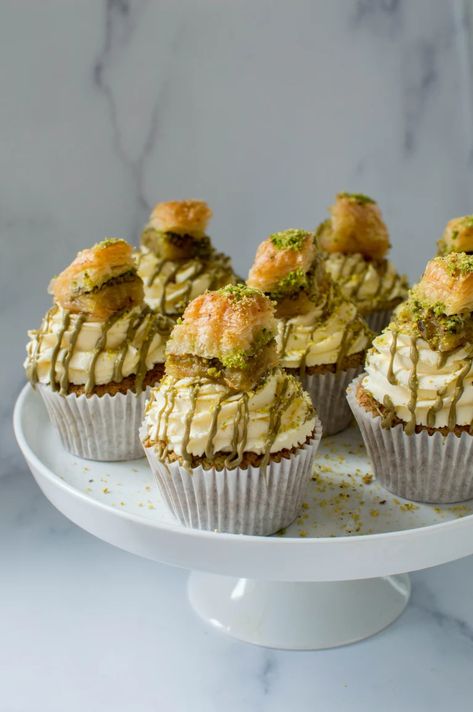 Kunafa Cupcakes, Baklava Cupcakes, Baklava Cake Recipe, Baklava Cookies, Baklava Cake, Baklava Dessert, Whipped Mascarpone, Pistachio Cupcakes, Pistachio Baklava