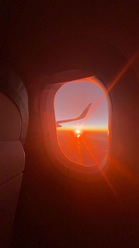 Travel Asthetics Photos, Airplane Sunrise, Sunrise Plane Window, Plane Window, Plane Photos, Airplane Window, Vision Board Images, Travel Pictures Poses, Driving Photography