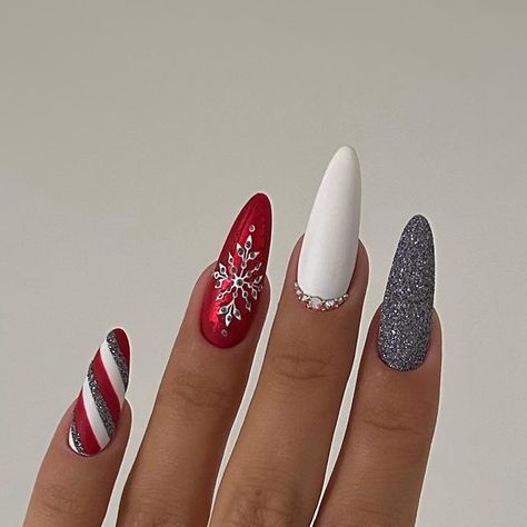 Nail Noel, Candy Cane Nails, Red Christmas Nails, Magic Nails, Cute Christmas Nails, Christmas Nails Easy, Christmas Gel Nails, Cute Nail Art Designs, Christmas Nail Art Designs