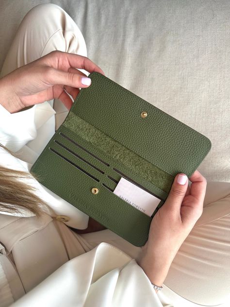 Green Leather Wallet Cheap Green Wallets With Bill Compartment, Leather Wallet Women's, Best Wallets For Women, Leather Women Wallet, Leather Wallets For Women, Wallet Diy, Small Wallets For Women, Leather Wallet Women, Leather Wallet Design