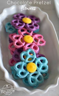 Spring Flower Baby Shower Ideas, Toddler Birthday Party Snacks, Church Bake Sale Ideas, Kids Tea Party Ideas, Pretzel Flowers, October Cake, Snack Crafts, Edible Kids Crafts, Chocolate Covered Pretzels Recipe