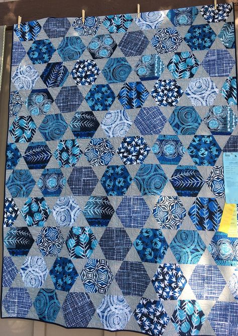 Hexagon and triangle quilt blocks Monochromatic blues Patchwork English Paper Piecing, Finishing A Hexie Quilt, Hexagon Quilt Ideas, Hexagon Quilt Patterns, Triangle Quilt Blocks, Hexagon Quilting, Monochromatic Quilt, Hexie Quilts Patterns, Monochromatic Blue