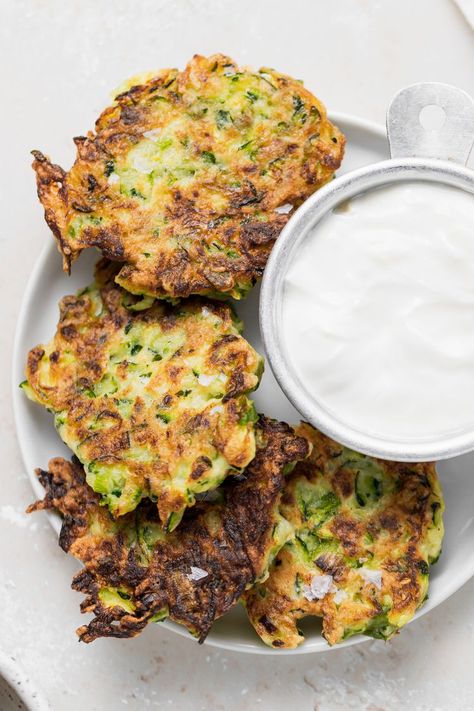 Zucchini Fritters Recipe Sour Cream Dipping Sauce, Zucchini Egg, Zucchini Fritters Recipe, Grated Zucchini, Fritters Recipe, Chicken Zucchini, Zucchini Fritters, Fritter Recipes, Thm Recipes