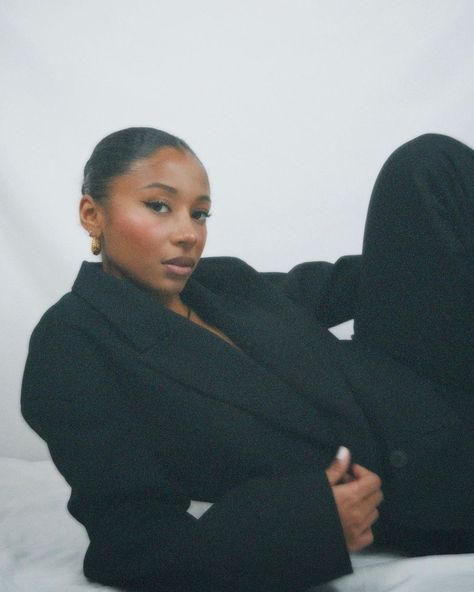 Evening walks | Instagram Black Women In Suits, Blazer Photoshoot Women, A Simple Makeup Look, Oversized Black Blazer, Simple Makeup Look, October Mood, Black Blazer Outfit, Winter Arc, Business Photoshoot