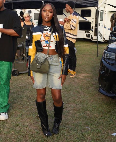 Boots With Shorts Outfit, With Shorts Outfit, Boots With Shorts, Jamaica Outfits, Outfits Black Women, Outfit Black Women, 90s Fashion Outfits, Shorts Outfit, Streetwear Fashion Women